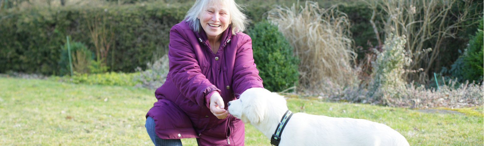 Frau mit Hund im Freien