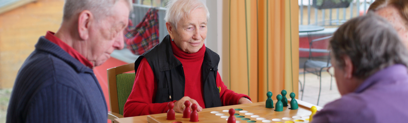 Bewohner beim Brettspiel