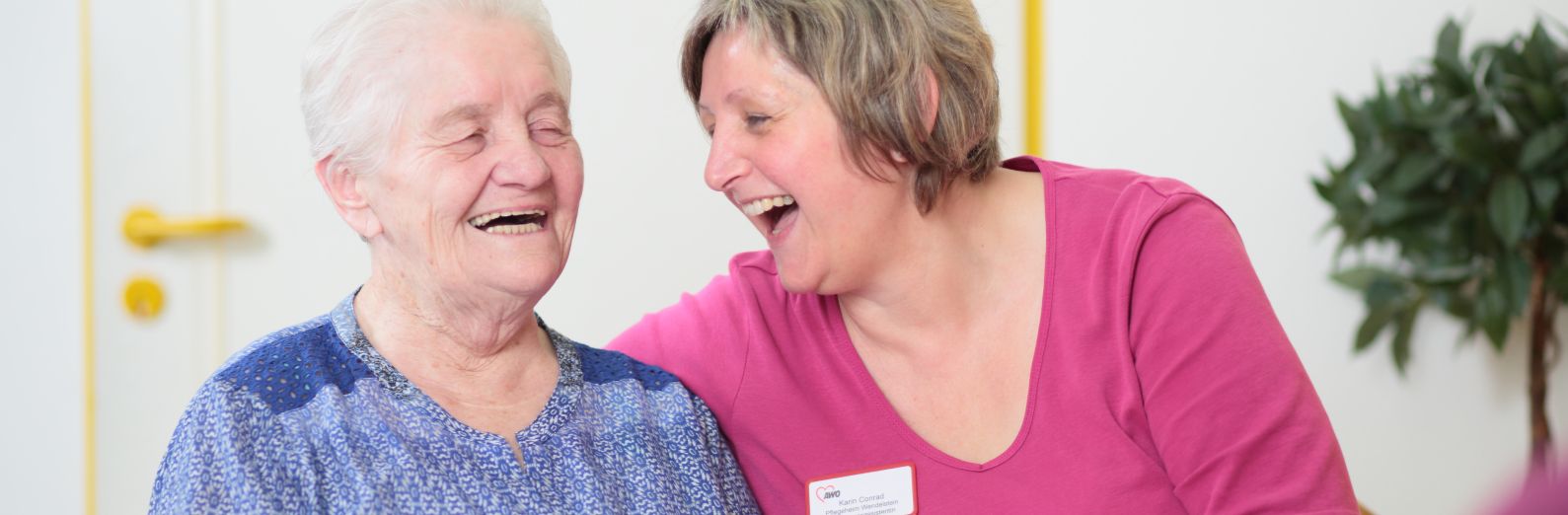 Frau mit älterer Dame lachend