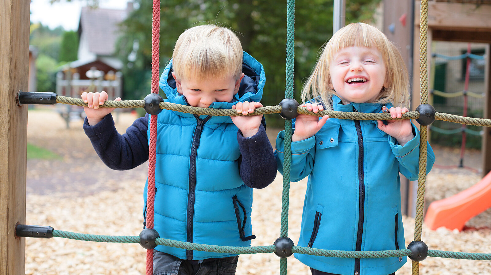 Kinder außen beim Spielen