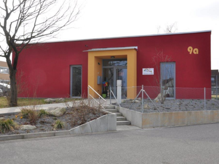 Rotes Gebäude mit gelber Tür