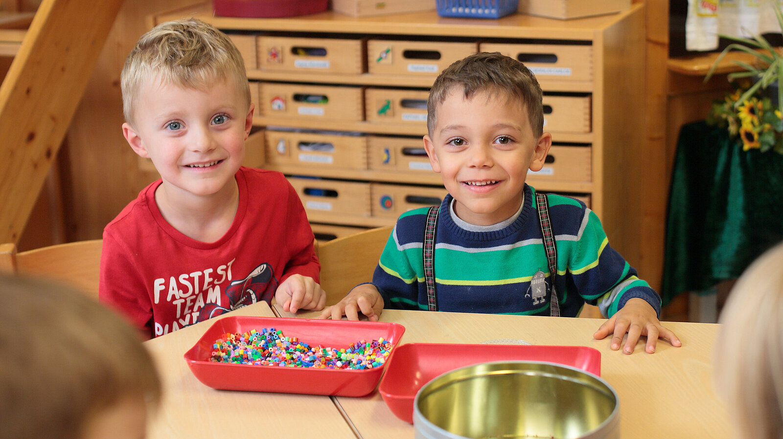 2 Kinder beim Puzzeln