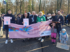 Gruppenfoto von AWO-Mitgliedern bei der Demonstration in Schwabach. Mehrere Menschen halten ein rosafarbenes Banner, auf dem "Wir l(i)eben Vielfalt" steht. Kinder mit selbst gemalten Pappschildern sind dabei.