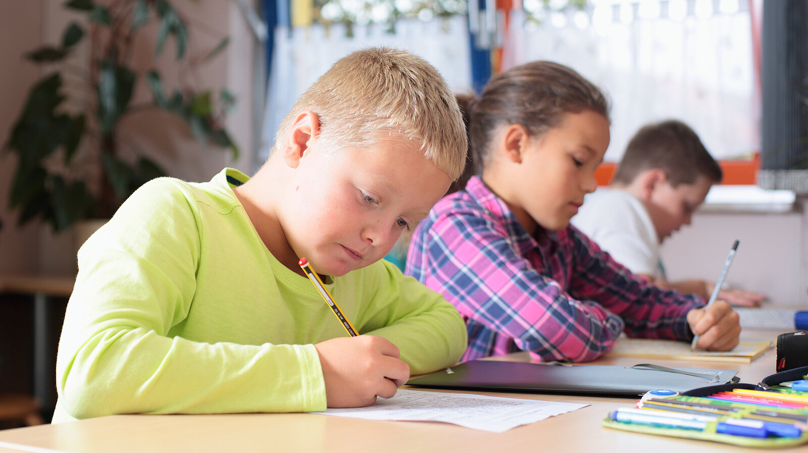 Schulkinder bei den Hausaufgaben