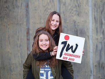 2 Mädchen mit KJW Logo