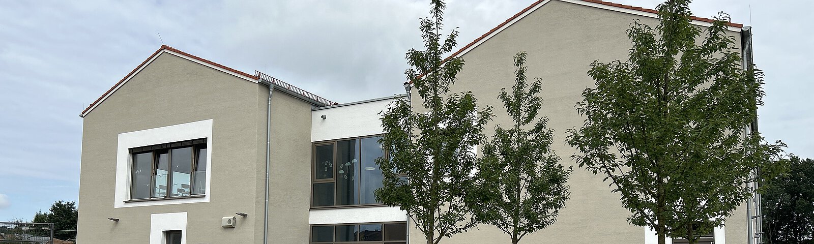 Graue gestrichenes Gebäude