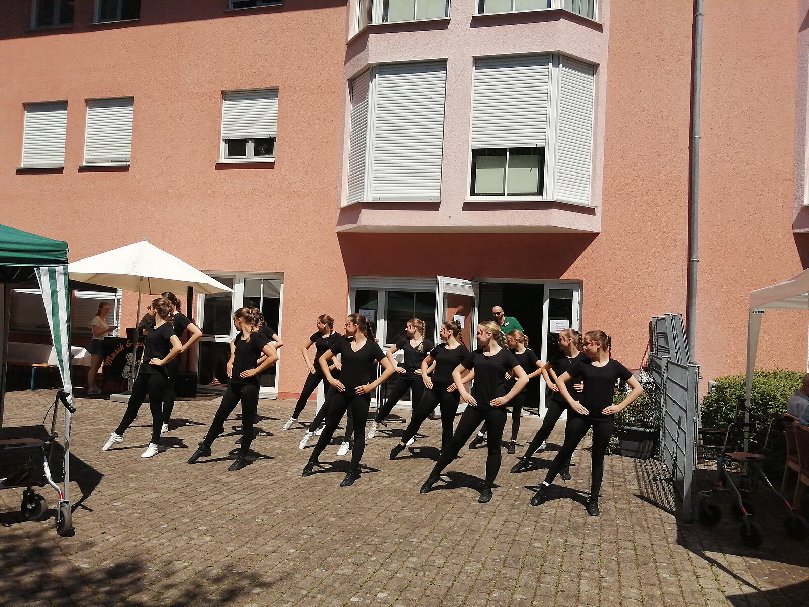 Tanzgruppe und Tattoo Stand Sommerfest