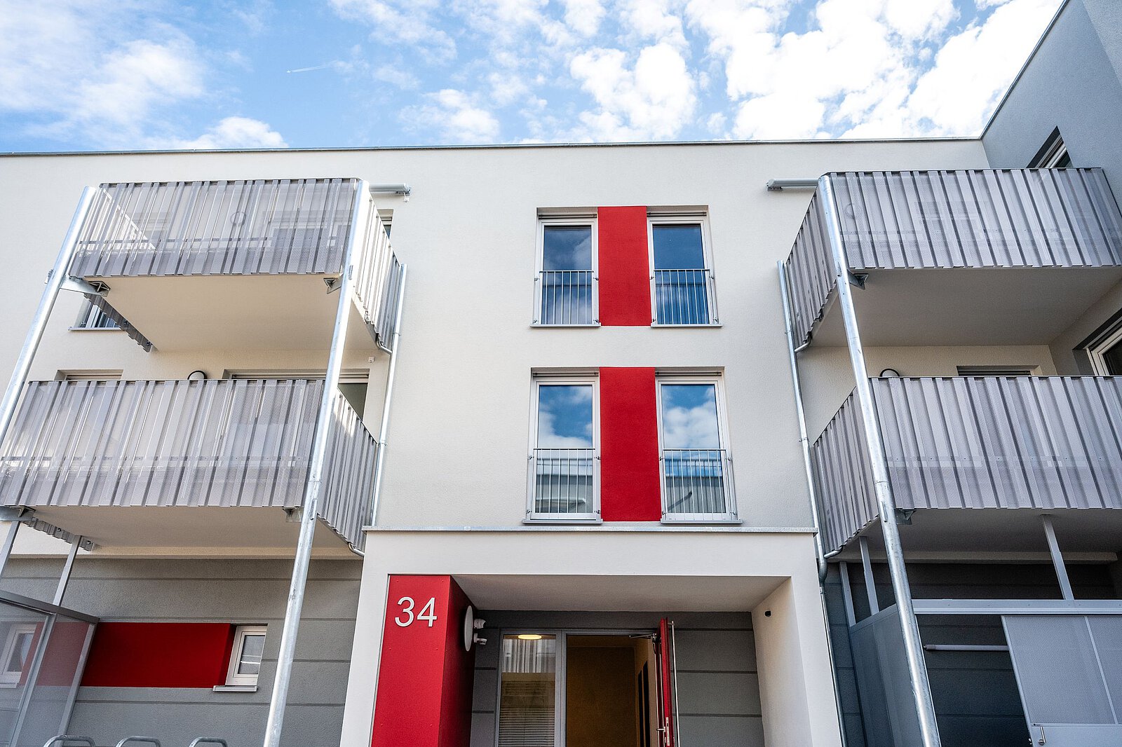 Moderner Neubau mit großer 34 an der Haustür